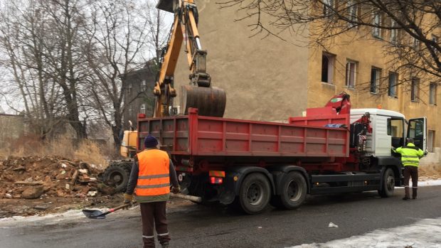 Přerov začal s demolicí Škodovy ulice. Zmizí černé skládky, dělníci strhnou čtyři domy