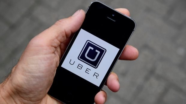 Logo aplikace Uber na chytrém telefonu.