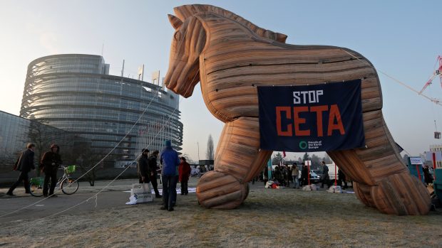 Proti obchodní dohodě CETA protestovali lidé na ulici i v europarlamentu