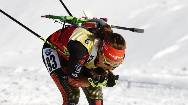 Laura Dahlmeierová měla v cíli velké problémy, kvůli její slabosti se musel odkládat květinový ceremoniál