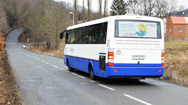 Po silnici jezdí stovky aut denně včetně linkových autobusů