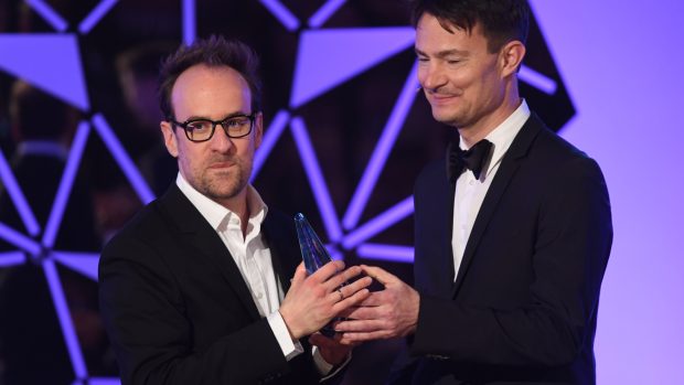 Julius Ševčík přebírá cenu pro nejlepšího režiséra