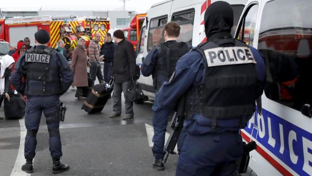 Na pařížském letišti Orly se střílelo, terminál byl evakuován a provoz přerušen.