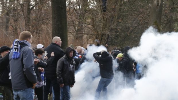 Fanoušci se opakovaně střetli s policisty