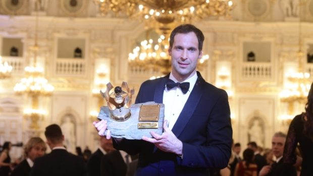 Brankář Petr Čech s trofejí pro nejlepšího fotbalistu roku (archivní foto)