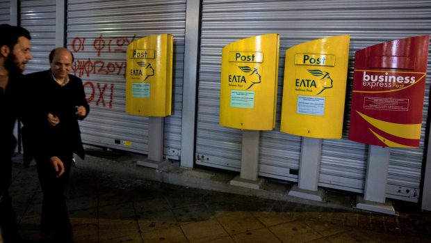 Osm balíčků s výbušninou objevila řecká policie na poštovní třídírně na severu Atén.