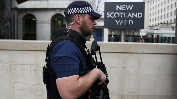 Britský policista před sídlem Scotland Yardu