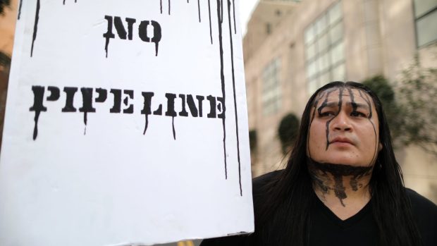 Protest proti rozhodnutí Donalda Trumpa obnovit plán na výstavbu ropovodu Keystone XL.