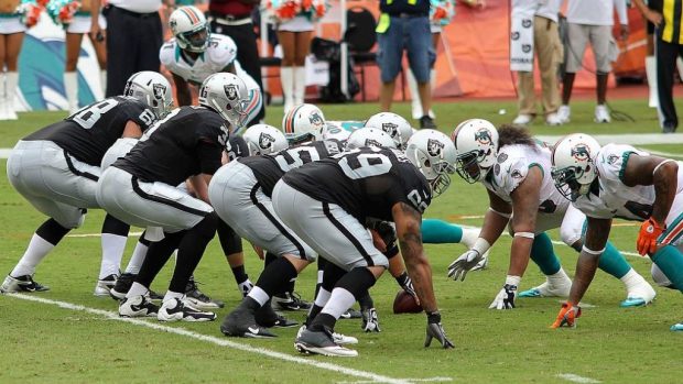 Hráči NFL sice mají helmy, to ale nezabrání častým nárazům do hlavy