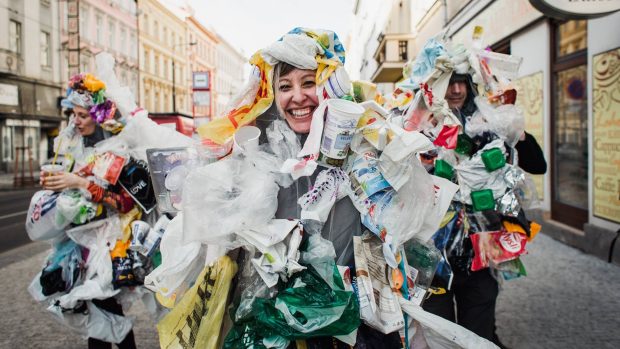 Organizace představila člověka obalového, chce poukázat na změnu ve spotřebitelském chování.