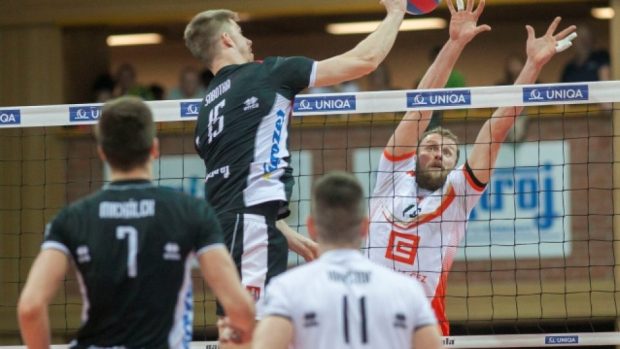 Volejbalisté Jihostroje (černé dresy) postoupili do finále