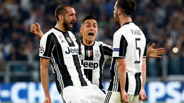 Giorgio Chiellini (vlevo) oslavuje gól s autorem dalších dvou branek Paulem Dybalem (uprostřed) a Miralem Pjanicem