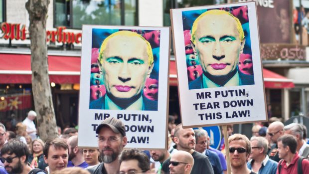 Berlínský protest proti ruským zákonům diskriminujícím LGBT menšinu