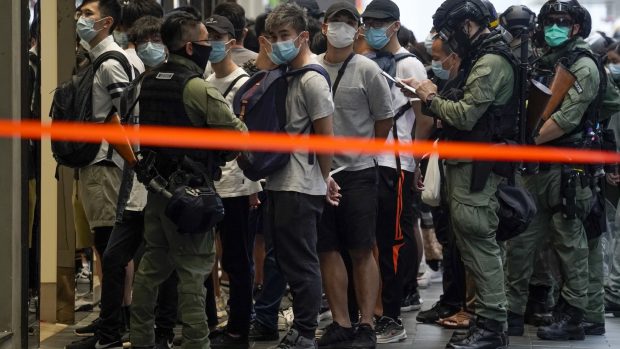 Během čínského státního svátku zadržela policie v hongkongském Causeway Bay desítky demonstrantů