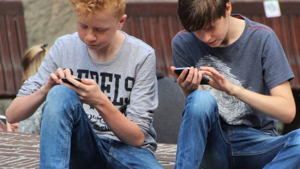 Zákaz mobilů ve školách jako ve Francii