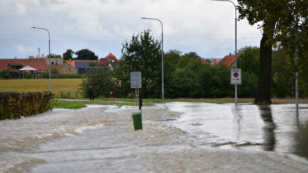 Zaplavená silnice mezi Mněticemi a Černou za Bory