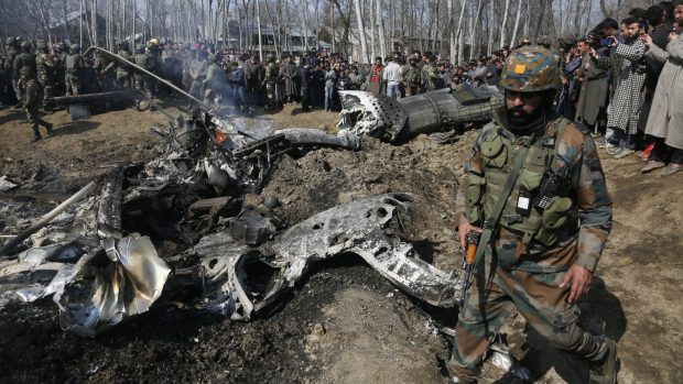 Indický voják u havarovaného letadla indické armády v oblasti Budgam