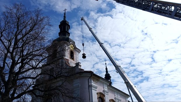 Návrat opraveného zvonu do kostela v Cítolibech