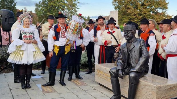 Autorovi povídek Slovácko sa súdí a nesúdí Zdeňku Galuškovi v jeho rodném Uherském Ostrohu odhalili lavičku s jeho sochou