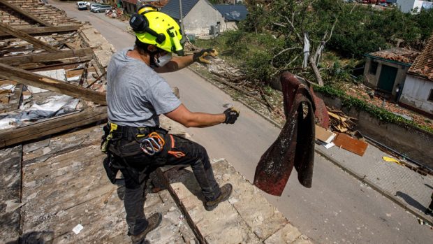 Hasiči odstraňují následky po ničivém tornádu v Mikulčicích