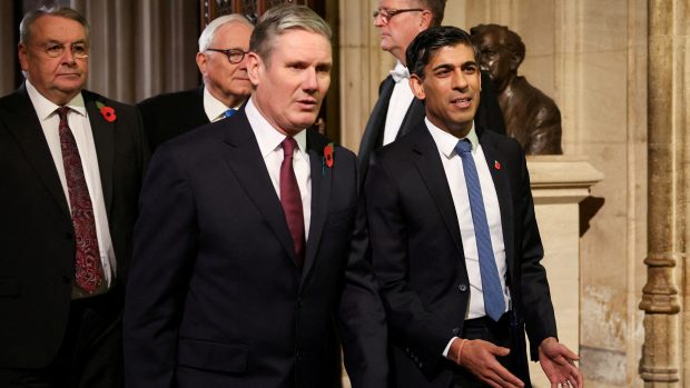 Keir Starmer (vlevo), lídr opoziční Labour Party, a Rishi Sunak, britský premiér a šéf Konzervativní strany