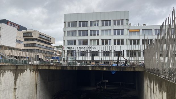 Tato díra hyzdí Mírové náměstí v Ústí nad Labem už 15. rokem