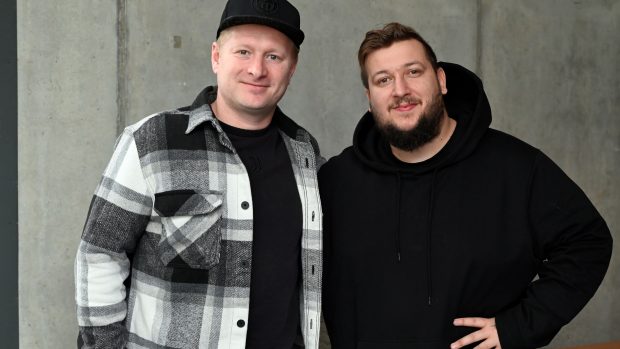 Moderátor Ladislav Hampl s Jakubem Děkanem před rozhovorem