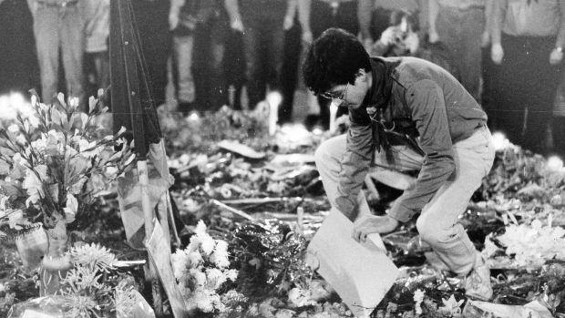 Petr Maišaidr u pomníku Jana Palacha v roce 1991