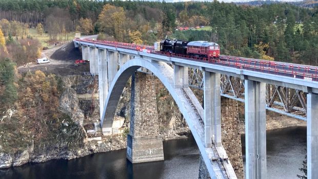 Zatěžovací zkouška na mostě přes přehradu Orlík u Červené nad Vltavou