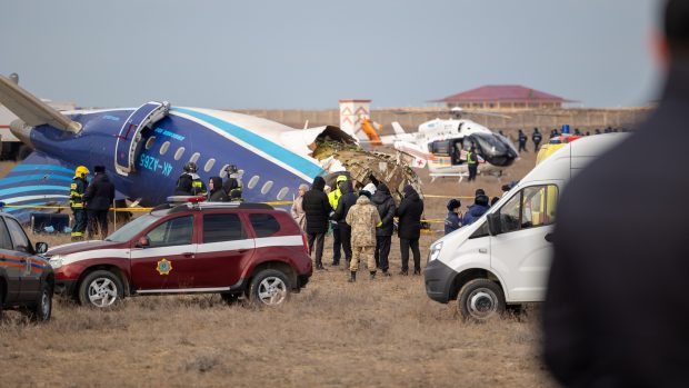 Trosky u kazašského města Aktau. Pád letu 8243 z Baku do Grozného nepřežilo 38 lidí