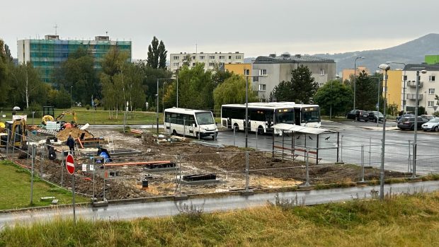 Kvůli stavbě automyčky na sídlišti Lada v České Lípě investor bez povolení pokácel 5 vzrostlých stromů