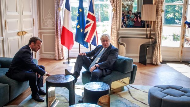 Boris Johnson zapózoval při setkání s Emmanuelem Macronem fotografům