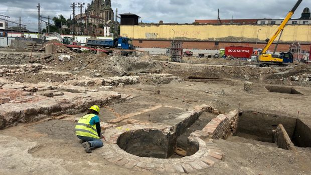 Na místě bývalého Prioru v Brně odkrývají archeologové základy textilní továrny z 18. století