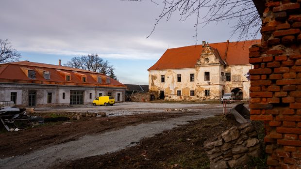 Chátrající zámek Bzí u Dolního Bukovska na Českobudějovicku začalo opravovat architektonické studio Loxia