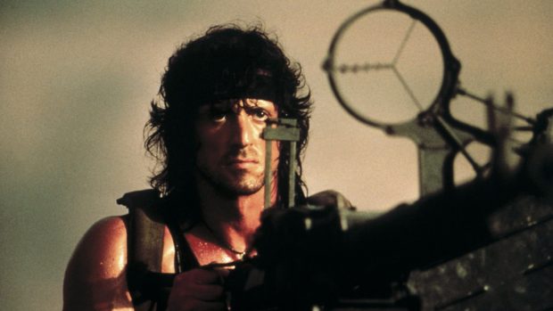 Sylvester Stallone ve filmu Rambo Iii (1988), režiséra Petere Macdonalda