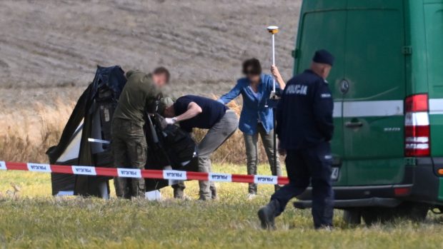 Části jednoho ze sestřelených ruských dronů se našly u obce Wohyń na východě Polska