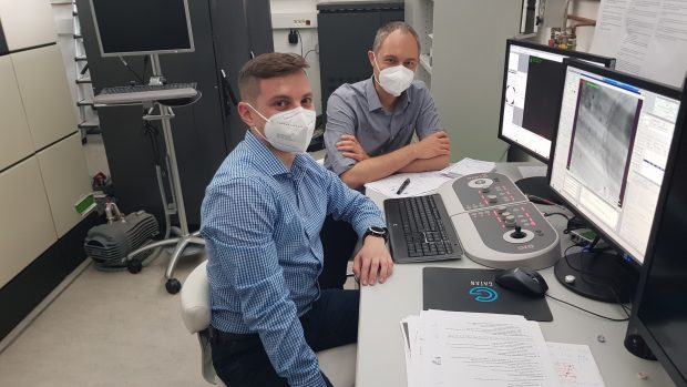 Brněnští vědci popsali, jak se v těle šíří virus způsobující nachlazení. Na snímku Pavel Plevka a Dominik Hrebík