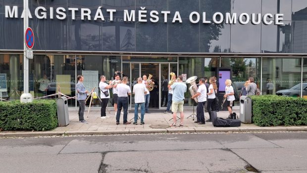 Protesty filharmoniků před budovou olomouckého magistrátu