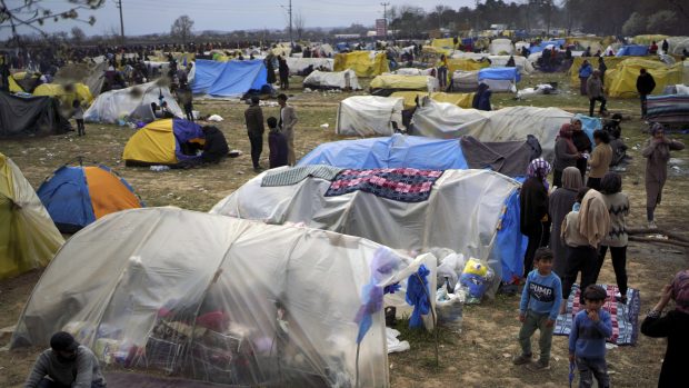 Migranti poblíž turecko-řeckých hranic v Pazarkule