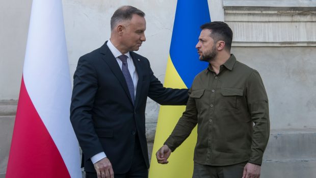 Ukrajinský prezident Volodymyr Zelenskyj a polský prezident Andrzej Duda po uctění památky obětí volyňské tragédie