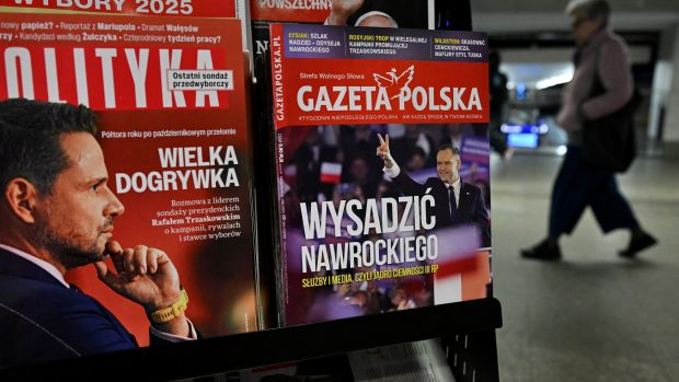 Obálky časopisů s Rafalem Trzaskowským a Karolem Nawrockým