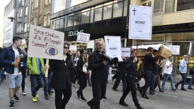 Demonstrace odpůrců směrnice.