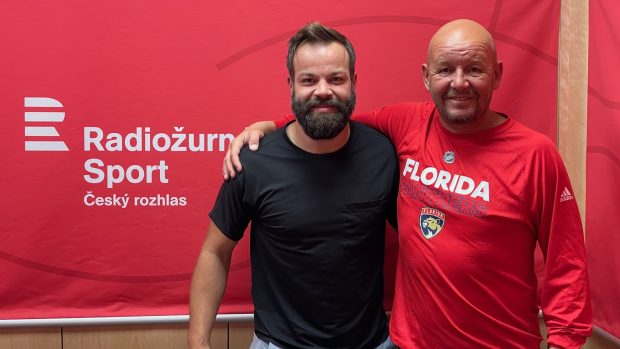 Hokejový obránce Radko Gudas s moderátorem pořadu Na place Pavlem Nečasem