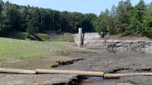 Na hrázi i okolních březích je jasně viditelná světlá linie, která naznačuje výšku standardní hladiny. Teď je hladina přibližně o 5 metrů níž