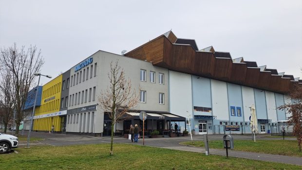 Zimní stadion v Uherském Hradišti, který byl postavený v 70. letech minulého století, je ve špatném technickém stavu.