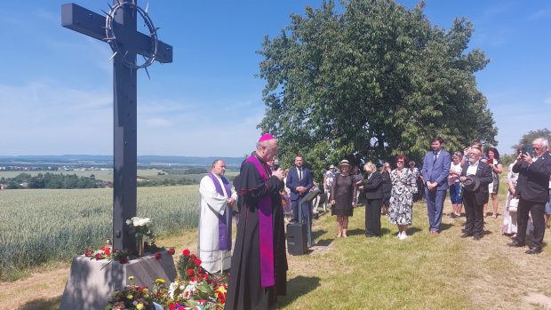 Pietního setkání k 80. výročí tragédie přímo na Švédských šancích se zúčastnil i pražský arcibiskup Jan Graubner