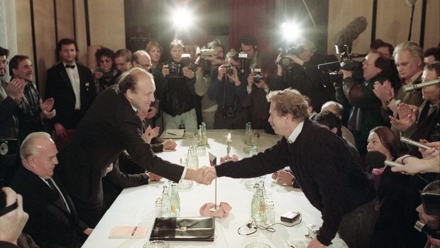 Václav Havel a Marián Čalfa, setkání delegace ÚV NF ČSSR a vlády ČSSR vedené předsedou vlády Ladislavem Adamcem (vlevo) s představiteli Občanského fóra, 26. listopadu 1989