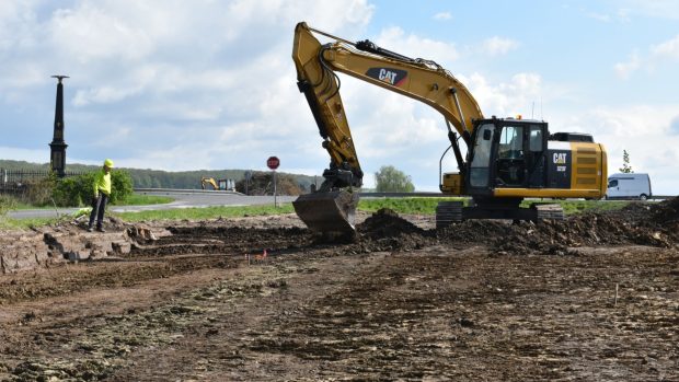 Archeologický dohled během zemních prací na výzkumu trasy dálnice D35 u Čistěvsi