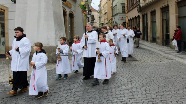 Pochod křesťanů a ministrantů