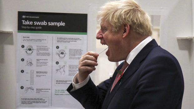 Britský premiér Boris Johnson si na univerzitě v Leicestru dělá test na koronavirus